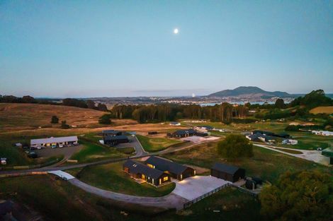 Photo of property in 2 Vickers Way, Acacia Bay, Taupo, 3385