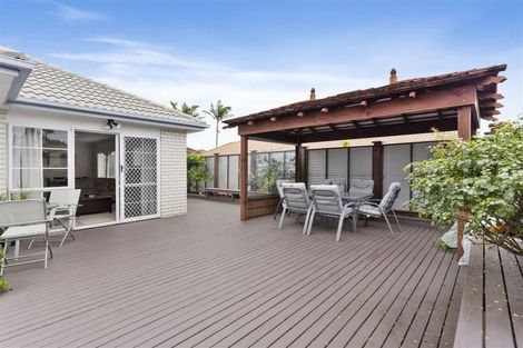 Photo of property in 6 Corta Bella Place, Golflands, Auckland, 2013