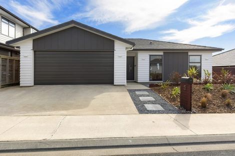 Photo of property in 5 Boeing Way, Newlands, Wellington, 6037