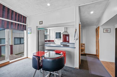 Photo of property in 35 Beaubank Road, Kelston, Auckland, 0602