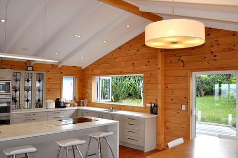 Photo of property in 10 Penguin Street, Leigh, 0985