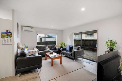 Photo of property in 2/10 Kirklow Place, Goodwood Heights, Auckland, 2105