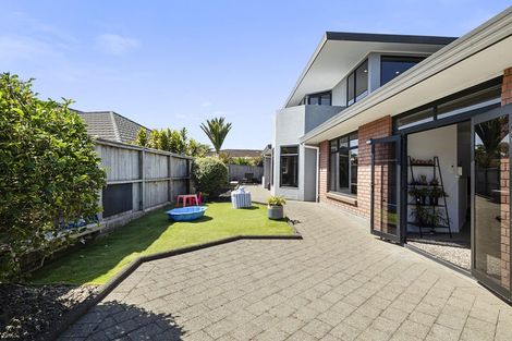 Photo of property in 16 Karina Road, Merrilands, New Plymouth, 4312