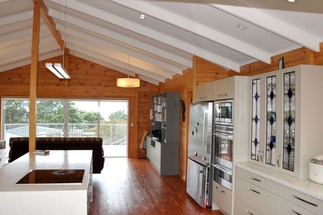 Photo of property in 10 Penguin Street, Leigh, 0985