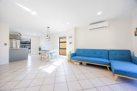 Photo of property in 7 Barnea Circle, Glen Eden, Auckland, 0602