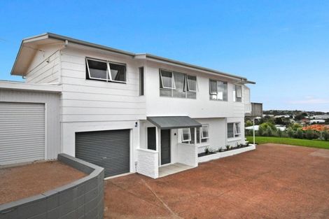 Photo of property in 2/611 Beach Road, Rothesay Bay, Auckland, 0630