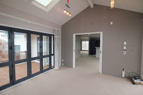 Photo of property in 28 Tamworth Crescent, Newlands, Wellington, 6037