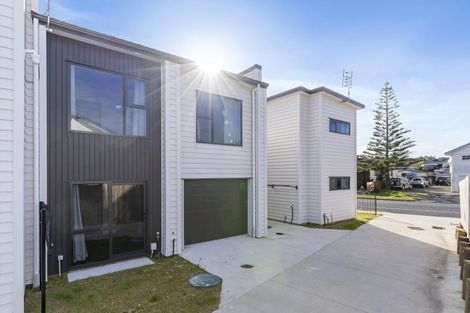 Photo of property in 2b Melleray Place, Randwick Park, Auckland, 2105