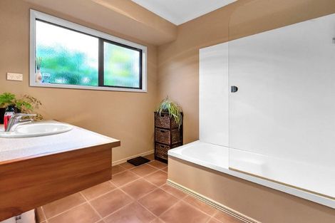 Photo of property in 18 Paradise Point Place, One Tree Point, 0118