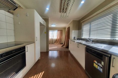 Photo of property in 15 Titch Place, Glen Eden, Auckland, 0602