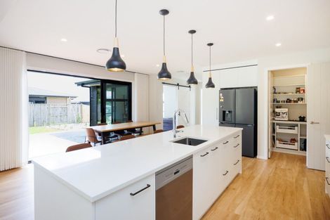 Photo of property in 27 Coutts Way, Fitzherbert, Palmerston North, 4410