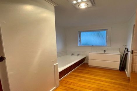 Photo of property in 13 Buscomb Avenue, Henderson, Auckland, 0610