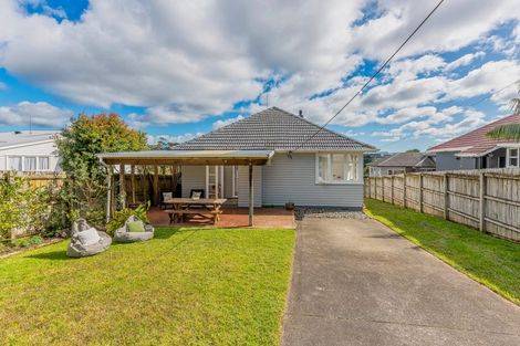 Photo of property in 10 Marie Crescent, Te Atatu South, Auckland, 0610