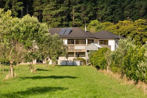 Photo of property in 1276 Coast Road, Wainuiomata Coast, Lower Hutt, 5373