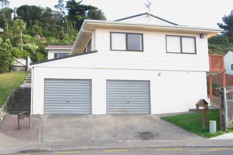 Photo of property in 21b Fernhaven Grove, Newlands, Wellington, 6037