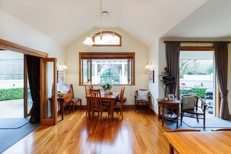 Photo of property in 5 Waicola Drive, Fitzherbert, Palmerston North, 4471