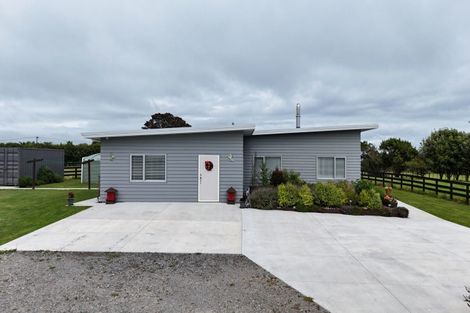 Photo of property in 43 Carrs Road, Urenui, 4377