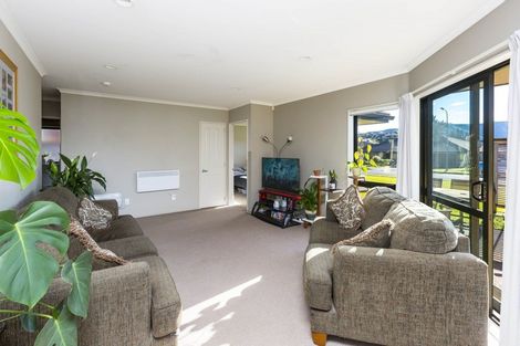 Photo of property in 4 Beaufort Close, Kingsley Heights, Upper Hutt, 5018