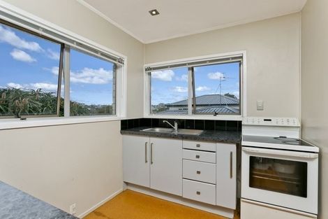 Photo of property in 2/35 Cockayne Crescent, Sunnynook, Auckland, 0620