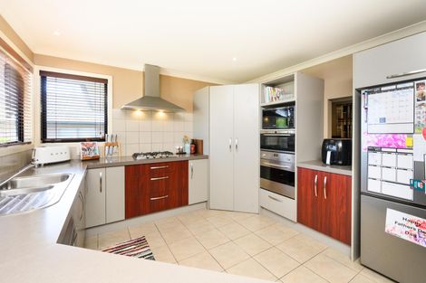 Photo of property in 19 Johnstone Drive, Fitzherbert, Palmerston North, 4410