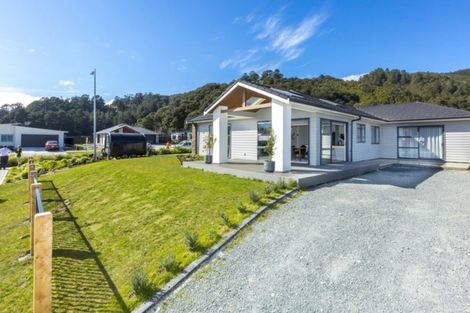 Photo of property in 7 Hopkirk Avenue, Wallaceville, Upper Hutt, 5018