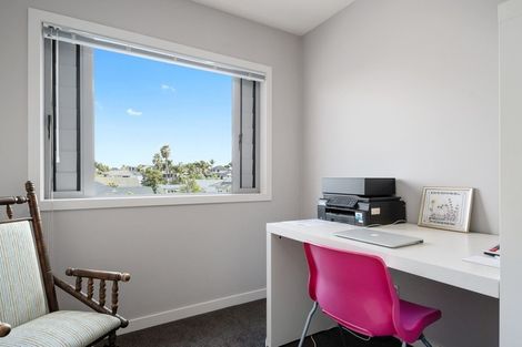 Photo of property in 2 Oakpark Place, West Harbour, Auckland, 0618