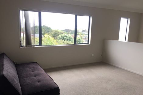 Photo of property in 1 Mana Lane, Pinehill, Auckland, 0632