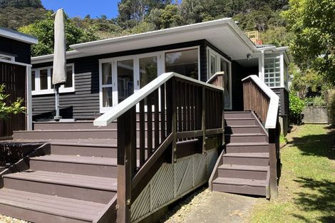 Photo of property in 8 Taungata Road, York Bay, Lower Hutt, 5013