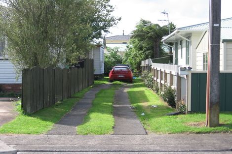 Photo of property in 2/19 Stokes Avenue, Te Atatu Peninsula, Auckland, 0610