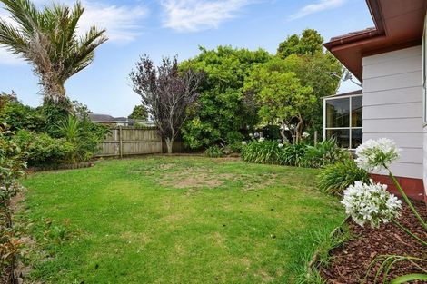Photo of property in 30 Darren Crescent, Half Moon Bay, Auckland, 2012