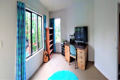 Photo of property in 8 Ruapehu Drive, Fitzherbert, Palmerston North, 4410