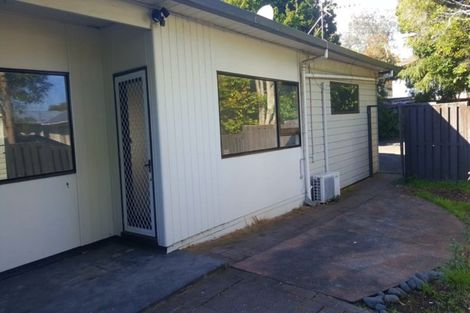 Photo of property in 1/2 Griffiths Place, Te Atatu South, Auckland, 0610