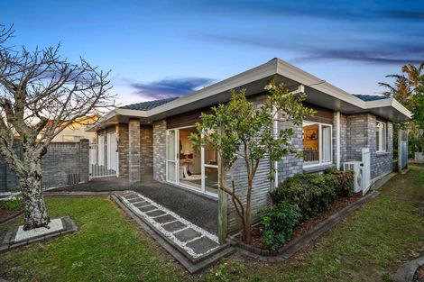 Photo of property in 12 Suncrest Drive, West Harbour, Auckland, 0618