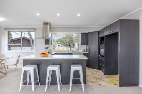 Photo of property in 37 Onedin Place, Titirangi, Auckland, 0604