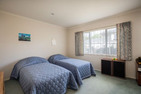 Photo of property in 16 Kinross Drive, Merrilands, New Plymouth, 4312