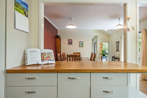 Photo of property in 32 Springdale Grove, Fitzherbert, Palmerston North, 4410