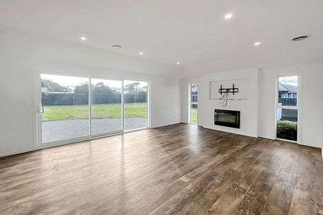 Photo of property in 111 Johnstone Drive, Fitzherbert, Palmerston North, 4410