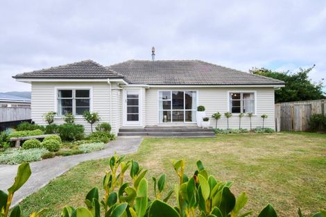 Photo of property in 4 Mana Avenue, Titahi Bay, Porirua, 5022