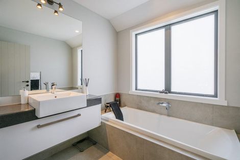 Photo of property in 18 Topping Place, Whitianga, 3510