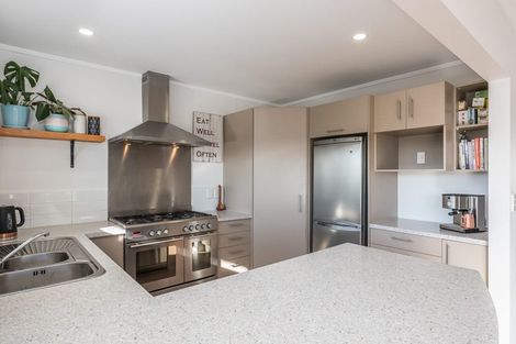 Photo of property in 27 Titoki Road, Waikanae Beach, Waikanae, 5036