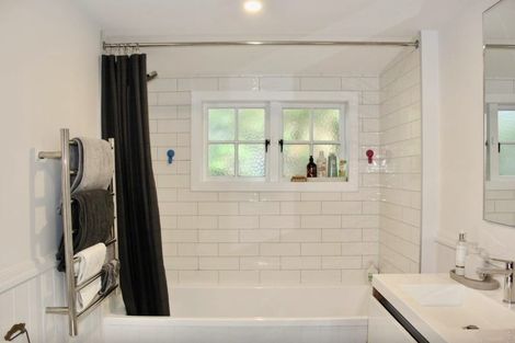 Photo of property in 39 Kauri Point Road, Laingholm, Auckland, 0604