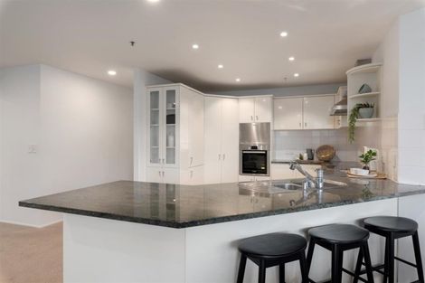 Photo of property in 2d/5 The Promenade, Takapuna, Auckland, 0622