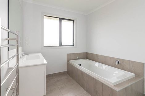 Photo of property in 35 Silicon Way, Fitzherbert, Palmerston North, 4410