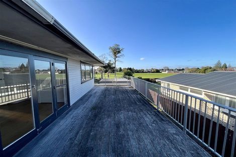 Photo of property in 21 Yeovil Road, Te Atatu Peninsula, Auckland, 0610
