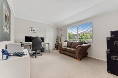 Photo of property in 16 Barry Curtis Place, Levin, 5510