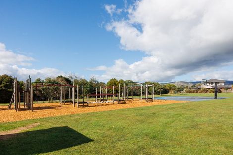 Photo of property in 1 Sycamore Crescent, Fitzherbert, Palmerston North, 4410