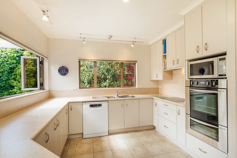 Photo of property in 2 Kea Place, Fitzherbert, Palmerston North, 4410