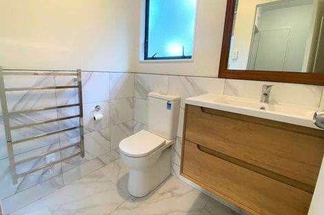 Photo of property in 15 Woodcote Drive, Glenfield, Auckland, 0629