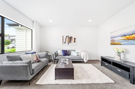 Photo of property in 29 Syd Grant Crescent, Orewa, 0931