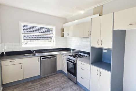 Photo of property in 11 Glanmire Road, Newlands, Wellington, 6037